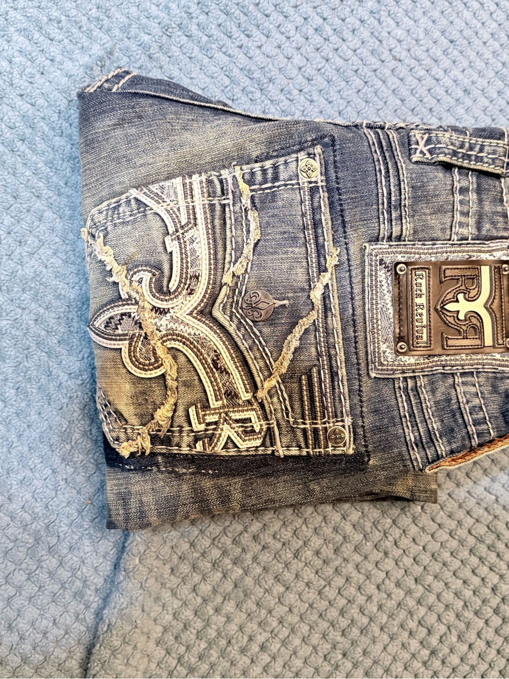 NWT Rock Revival Embroidered Pocket Distressed Jeans in Faded Blue - Picture 3 of 6